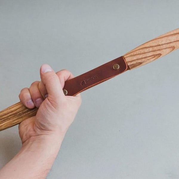 BeaverCraft kuorimarauta kädessä