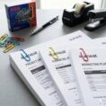 Ron Paperiliitin 28 mm 75 kpl värilajitelma muovipinnoitettu kuvituskuva
