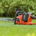 Yato Akkumoottorisaha 16" 2X18V runko nurmikolla