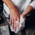 UltraGrime Puhdistusliina XXL MultiUse käsissä