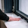 UltraGrime Puhdistusliina XXL Power Scrub ikkunalaudan puhdistuksessa