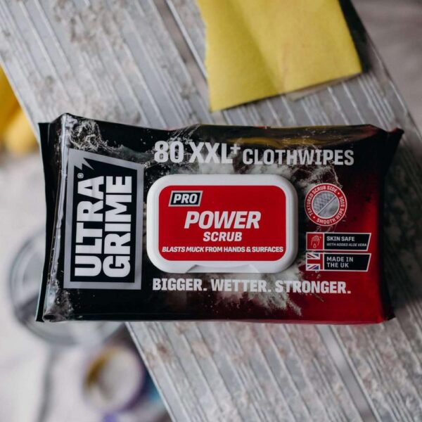 UltraGrime Puhdistusliina XXL Power Scrub UltraGrime Puhdistusliina XXL Power Scrub pöydällä