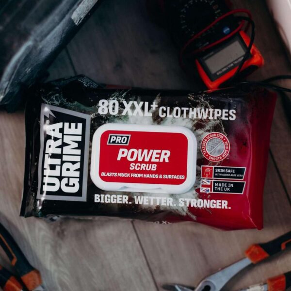 UltraGrime Puhdistusliina XXL Power Scrub UltraGrime Puhdistusliina XXL Power Scrub työkalujen vieressä
