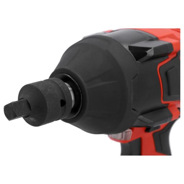 Yato Akkumutteriväännin 18V 3/4" 2000Nm runko Yato akkumutteriväännin 2000 Nm runko – 1/2"-sovitin lähikuvassa