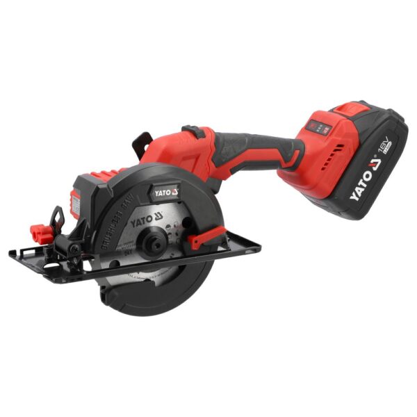 Yato Akkukäsisirkkeli 18V 140 mm BL 2x4 Ah Yato akkukäsisirkkeli 18V 140 mm 2x4 Ah – pääkuva akku kiinni