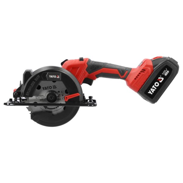 Yato Akkukäsisirkkeli 18V 140 mm BL 2x4 Ah Yato akkukäsisirkkeli 18V 140 mm 2x4 Ah – sivukuva terän puolelta